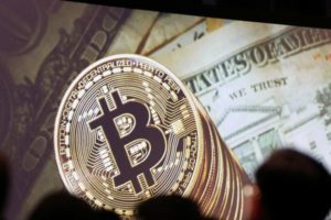 Bitcoin criptovaluta boom di app su negozi digitali