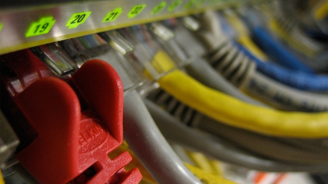 Ethernet un insieme di tecnologie che permette la trasmissione dati