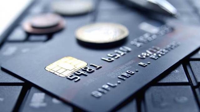 Una carta di credito con display e connessione dati cellulare