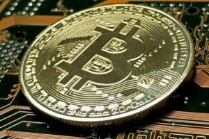 Bitcoin crolla sotto 8000 dollari la criptovaluta perde valore