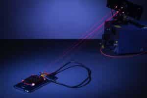 Ricarica wireless del cellulare grazie al laser eliminando i cavi